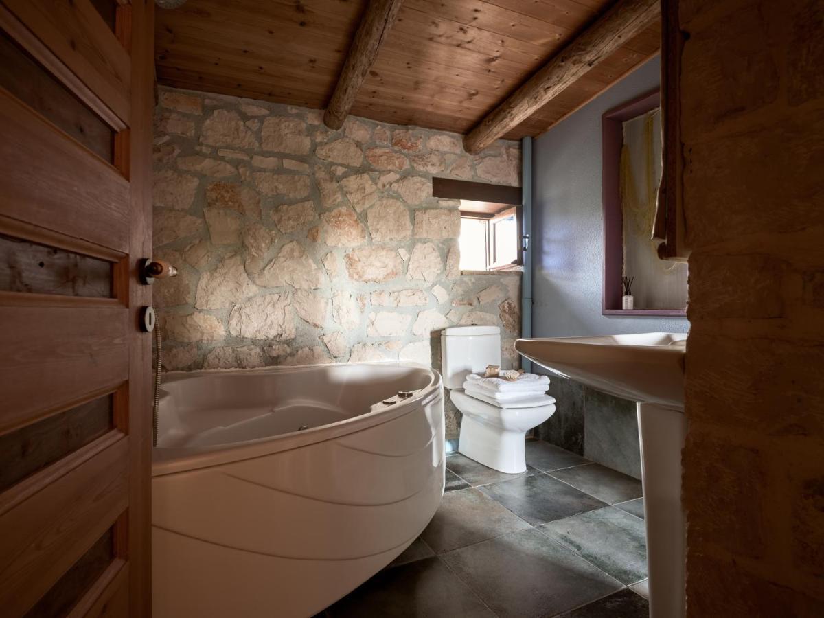 Villa Vafias - Tranquil Location, Ideal For Large Groups, By Zantewize *